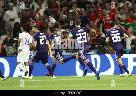 Al Ain, Émirats arabes unis. Dec 18, 2018. Les joueurs de River Plate célèbrent leur premier but inscrit par Rafael Santos Borre durant la Coupe du Monde de Football Club de football match demi-finale entre l'ÉMIRATS ARABES UNIS Al Ain FC et de l'Argentine de River Plate à Hazza Bin Zayed Stadium. Credit : Mohamed Flis/dpa/Alamy Live News Banque D'Images