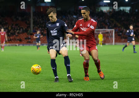 Pittodrie Stadium, Aberdeen, Royaume-Uni. Dec 18, 2018. Football Premiership Ladbrokes, Aberdeen et Dundee ; Jesse Curran de Dundee et Max Lowe d'Aberdeen : Action Crédit Plus Sport/Alamy Live News Banque D'Images