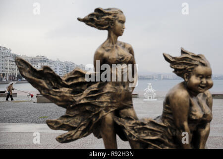 Thessalonique, Grèce. Dec 18, 2018. Sculptures de l'artiste chinois Xu Hongfei sont vus dans un spectacle en plein air au port de Thessalonique, en Grèce, le 18 décembre 2018. L'artiste chinois Xu Hongfei, président de l'Académie de Sculpture de Guangzhou, a présenté 15 de ses sculptures de personnages féminins à la ville portuaire de Thessalonique dans le nord de la Grèce, dans le cadre d'une tournée mondiale de son exposition. Credit : Dimitris Tosidis/Xinhua/Alamy Live News Banque D'Images