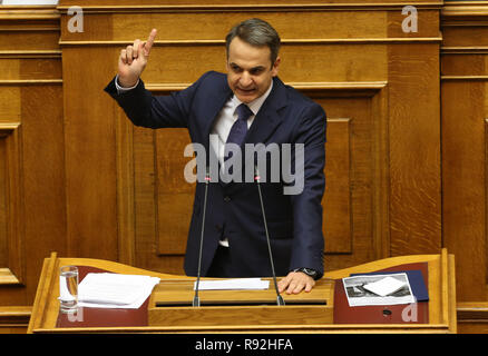 Athènes, Grèce. Dec 18, 2018. L'opposition grecque chef du parti conservateur Nouvelle démocratie Kyriakos Mitsotakis traite de législateurs au cours d'une session parlementaire à Athènes, Grèce, le 18 décembre 2018. Les législateurs grecs ratifié mardi, le budget de l'état 2019, la première de l'ère post-sauvetage, qui prévoit une croissance économique de 2,5 pour cent au cours de la nouvelle année de 2,1 pour cent en 2018. Credit : Marios Lolos/Xinhua/Alamy Live News Banque D'Images