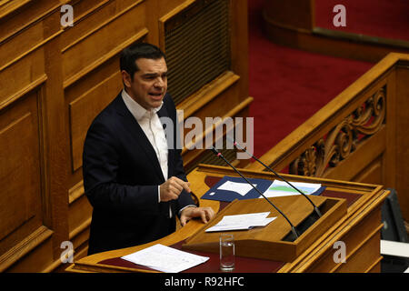 Athènes, Grèce. Dec 18, 2018. Le Premier ministre grec Alexis Tsipras traite de législateurs au cours d'une session parlementaire à Athènes, Grèce, le 18 décembre 2018. Les législateurs grecs ratifié mardi, le budget de l'état 2019, la première de l'ère post-sauvetage, qui prévoit une croissance économique de 2,5 pour cent au cours de la nouvelle année de 2,1 pour cent en 2018. Credit : Marios Lolos/Xinhua/Alamy Live News Banque D'Images