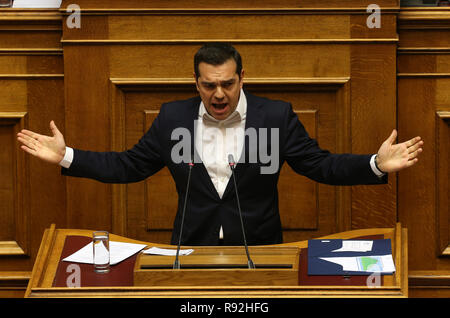 Athènes, Grèce. Dec 18, 2018. Le Premier ministre grec Alexis Tsipras traite de législateurs au cours d'une session parlementaire à Athènes, Grèce, le 18 décembre 2018. Les législateurs grecs ratifié mardi, le budget de l'état 2019, la première de l'ère post-sauvetage, qui prévoit une croissance économique de 2,5 pour cent au cours de la nouvelle année de 2,1 pour cent en 2018. Credit : Marios Lolos/Xinhua/Alamy Live News Banque D'Images