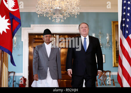 Washington, USA. Dec 18, 2018. La secrétaire d'État des États-Unis, Mike Pompeo (R) rencontre avec le Ministre des affaires étrangères du Népal ? ?Pradeep Kumar ?Gyawali ?au département d'État des États-Unis à Washington, DC, États-Unis, le 18 décembre, 2018. Credit : Ting Shen/Xinhua/Alamy Live News Banque D'Images