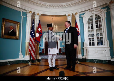 Washington, USA. Dec 18, 2018. La secrétaire d'État des États-Unis, Mike Pompeo (R) rencontre avec le Ministre des affaires étrangères du Népal ? ?Pradeep Kumar ?Gyawali ?au département d'État des États-Unis à Washington, DC, États-Unis, le 18 décembre, 2018. Credit : Ting Shen/Xinhua/Alamy Live News Banque D'Images