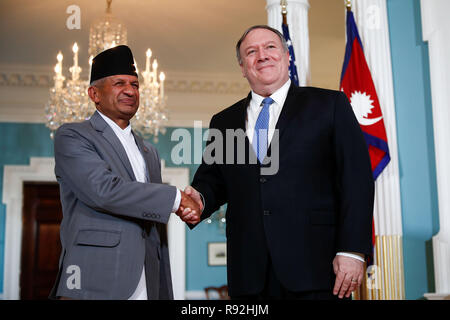 Washington, USA. Dec 18, 2018. La secrétaire d'État des États-Unis, Mike Pompeo (R) rencontre avec le Ministre des affaires étrangères du Népal ? ?Pradeep Kumar ?Gyawali ?au département d'État des États-Unis à Washington, DC, États-Unis, le 18 décembre, 2018. Credit : Ting Shen/Xinhua/Alamy Live News Banque D'Images