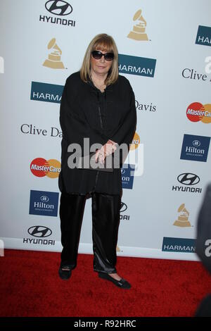 Los Angeles, CA - 11 février : Penny Marshall arrive à la Clive Davis et l'Académie de l'enregistrement de 2012 du Gala des GRAMMY Hommage aux icônes de l'industrie et de l'honneur de Richard Branson à l'hôtel Beverly Hilton le 11 février 2012 à Beverly Hills, Californie. People : Penny Marshall Banque D'Images