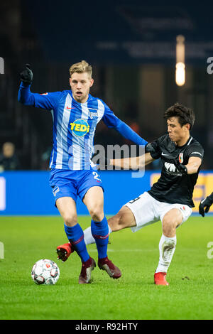 Berlin, Allemagne. Dec 18, 2018. Arne Maier (L) de Hertha Berlin rivalise avec Ja-Cheol Koo de FC Augsburg au cours de la Bundesliga match entre Hertha BSC Berlin et FC Augsburg à Berlin, Allemagne, 18 décembre 2018. Le match s'est terminé dans un 2-2 draw. Crédit : Kevin Voigt/Xinhua/Alamy Live News Banque D'Images