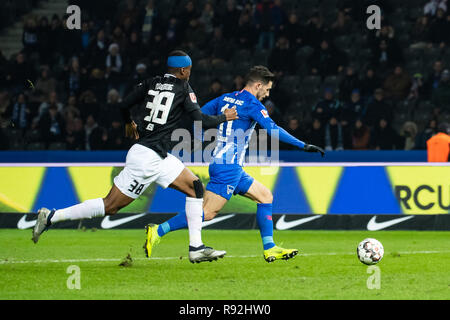 Berlin, Allemagne. Dec 18, 2018. Mathew Leckie (R) de Hertha pousses durant la match de Bundesliga entre Hertha BSC Berlin et FC Augsburg à Berlin, Allemagne, 18 décembre 2018. Le match s'est terminé dans un 2-2 draw. Crédit : Kevin Voigt/Xinhua/Alamy Live News Banque D'Images