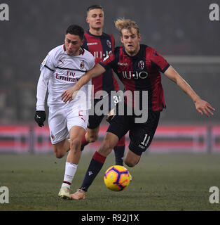 Bologna. Dec 18, 2018. L'AC Milan's Davide Calabria (L) rivalise avec Bologne, Filip Helander au cours de la Serie A match de foot entre Bologne et l'AC Milan à Bologne, Italie, Dec.18, 2018. Le match s'est terminé dans un 0-0 draw. Credit : Alberto Lingria/Xinhua/Alamy Live News Banque D'Images