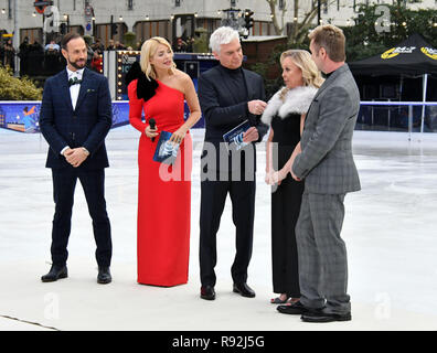 Londres, Royaume-Uni. Au 18 décembre 2018. Jason Gardiner, Holly Willoughby, Phillip Schofield, Jayne Torvill et Christopher Dean à lancer pour célébrer la nouvelle série de la danse sur glace ITV de patinage artistique, au Musée d'Histoire Naturelle : Crédit Nils Jorgensen/Alamy Live News Banque D'Images