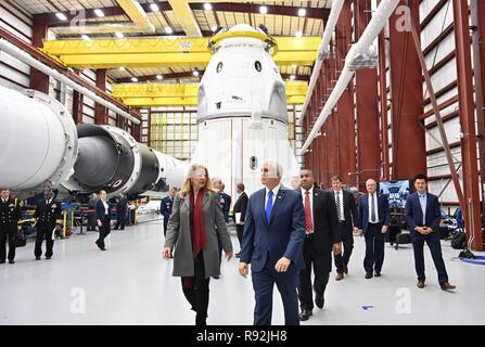 Cap Canaveral, Floride, USA. Au 18 décembre 2018. Le Vice-président américain Mike Pence promenades avec Charlie Blackwell-Thompson Directeur Lancement de la NASA au cours d'une visite à l'équipe commerciale de la NASA SpaceX Dragon Démo-1 dans la capsule SpaceX hangar du Centre spatial Kennedy, le 18 décembre 2018 à Cape Canaveral, en Floride. Pence a été au Cap Canaveral pour le lancement d'une fusée SpaceX Falcon 9 transportant le GPS III SV01 Mission qui a été frotté à la dernière minute en raison d'un pépin. Credit : Planetpix/Alamy Live News Banque D'Images