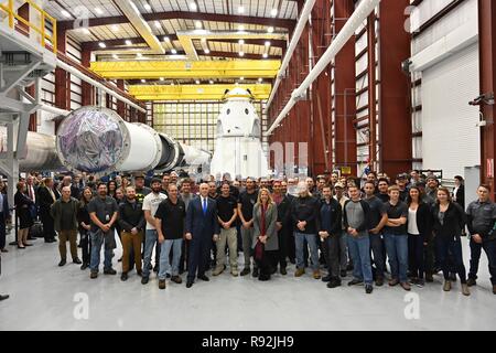 Cap Canaveral, Floride, USA. Au 18 décembre 2018. Le Vice-président américain Mike Pence pose avec la NASA et SpaceX équipes en mission au cours d'une visite à l'équipe commerciale de la NASA SpaceX Dragon Démo-1 dans la capsule SpaceX hangar du Centre spatial Kennedy, le 18 décembre 2018 à Cape Canaveral, en Floride. Pence a été au Cap Canaveral pour le lancement d'une fusée SpaceX Falcon 9 transportant le GPS III SV01 Mission qui a été frotté à la dernière minute en raison d'un pépin. Credit : Planetpix/Alamy Live News Banque D'Images