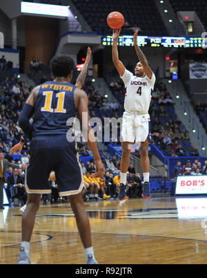 Hartford, CT, USA. Dec 18, 2018. Jalen Adams (4) de l'Uconn Huskies tire un jump shot lors d'un match contre les Dragons Drexel au XL Center le 18 décembre 2018 à Hartford, CT. Gregory Vasil/CSM/Alamy Live News Banque D'Images