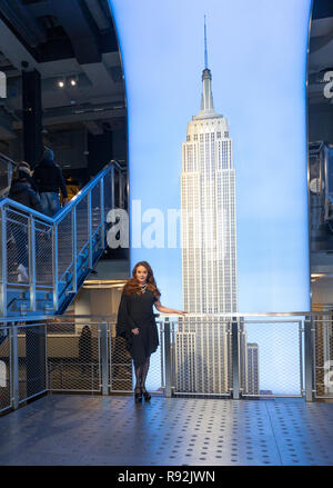 New York, NY - le 18 décembre 2018 : la chanteuse Sarah Brightman visites Observatoire de l'Empire State Building à l'appui de son album et tournée mondiale Hymn Banque D'Images