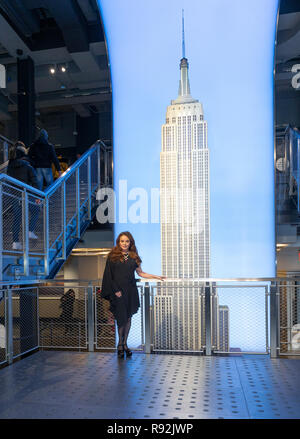 New York, NY - le 18 décembre 2018 : la chanteuse Sarah Brightman visites Observatoire de l'Empire State Building à l'appui de son album et tournée mondiale Hymn Banque D'Images