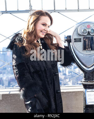 New York, NY - le 18 décembre 2018 : la chanteuse Sarah Brightman visites Observatoire de l'Empire State Building à l'appui de son album et tournée mondiale Hymn Banque D'Images