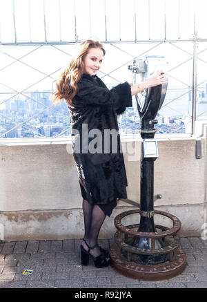 New York, NY - le 18 décembre 2018 : la chanteuse Sarah Brightman visites Observatoire de l'Empire State Building à l'appui de son album et tournée mondiale Hymn Banque D'Images