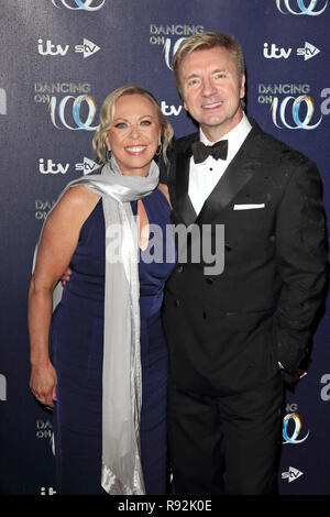 Jayne Torvill et Christopher Dean à la danse sur glace tapis rouge lancement au musée d'Histoire Naturelle de patinoire. Banque D'Images