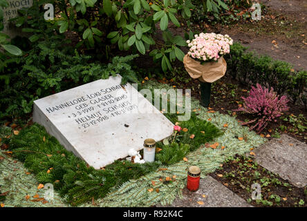 Hambourg, Allemagne. Dec 18, 2018. Vue sur la pierre tombale d'Helmut Schmidt (SPD), ancien chancelier fédéral et sa femme Hannelore 'Loki' au cimetière Ohlsdorf. Sur 23.12.2018 Schmidt aurait eu 100 ans. Crédit : Daniel Bockwoldt/dpa/Alamy Live News Banque D'Images