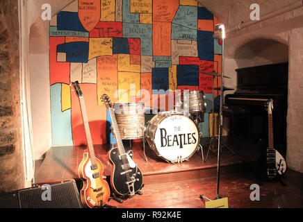 Liverpool, Royaume-Uni. 30Th Nov, 2018. La reproduction de la petite scène dans le Cavern Club, où les Beatles ont joué au début des années 1960. La réplique peut être vu dans l'exposition "The Beatles Story" à Liverpool. Liverpool célèbre aussi son fils célèbres en 2019. (Dpa 'Liverpool Beatles intoxication - anniversaire également 2019' à partir de 19.12.2018) Crédit : Silvia Kusidlo/dpa/Alamy Live News Banque D'Images