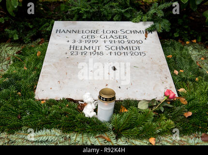 Hambourg, Allemagne. Dec 18, 2018. Vue sur la pierre tombale d'Helmut Schmidt (SPD), ancien chancelier fédéral et sa femme Hannelore 'Loki' au cimetière Ohlsdorf. Sur 23.12.2018 Schmidt aurait eu 100 ans. Crédit : Daniel Bockwoldt/dpa/Alamy Live News Banque D'Images