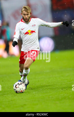 Leipzig, Allemagne. Dec 16, 2018. Soccer : Bundesliga, 15e journée, RB Leipzig - FSV Mainz 05 dans la Red Bull Arena Leipzig. Joueur de Leipzig Konrad Laimer sur la balle. Crédit : Jan Woitas/dpa-Zentralbild/DPA - NOTE IMPORTANTE : en conformité avec les exigences de la DFL Deutsche Fußball Liga ou la DFB Deutscher Fußball-Bund, il est interdit d'utiliser ou avoir utilisé des photographies prises dans le stade et/ou la correspondance dans la séquence sous forme d'images et/ou vidéo-comme des séquences de photos./dpa/Alamy Live News Banque D'Images