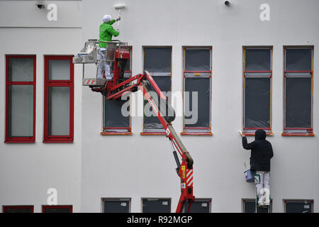 Munich, Allemagne. Le 05 mai 2018. Rénovation d'une façade de maison, peinture, peinture, peintre, peintre en bâtiment, ouvrier, artisan, la peinture d'une façade de maison, façade de maison. Utilisation dans le monde entier | Credit : dpa/Alamy Live News Banque D'Images