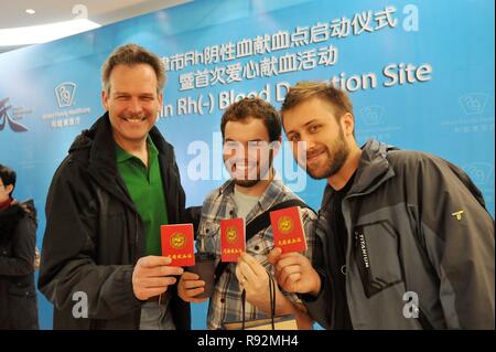 (181219) -- BEIJING, 19 décembre 2018 (Xinhua) -- les gens montrent leurs certifications de don de sang Rh négatif de Tianjin United Family Healthcare dans la municipalité de Tianjin, Chine du nord, le 17 mars 2012. Le premier site de don de sang Rh négatif a été mis en place ici sur la journée. Plus de 70 enseignants d'une école fait un don de sang sur le site. Le nombre de donateurs de sang en Chine ne cesse de croître et des dons de sang a atteint 14,59 millions de dollars l'an dernier, près de 45 fois le nombre en 1998. Le pays a enregistré près de 6 millions de dons de sang et 2 065 tonnes de dons de sang à partir de Banque D'Images