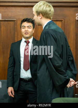 19 décembre 2018, la Bavière, Nuremberg : Asif N. (l), une réfugiée de l'Afghanistan, se trouve à côté de son avocat Michael Brenner dans la salle d'audience du tribunal de district de Nuremberg au début du procès. Le jeune homme de 22 ans est accusé de dommages à la propriété, la résistance aux agents d'application de la loi, des lésions corporelles et de la perturbation de la paix publique. En outre, il est dit avoir séjourné temporairement sans un passeport en Allemagne. Le 31 mai 2017, à l'époque 20 ans, devait être prise en garde de déportation à son école. Camarades et autonomistes de gauche se tenait dans le chemin de la police. La mission avait attrac Banque D'Images