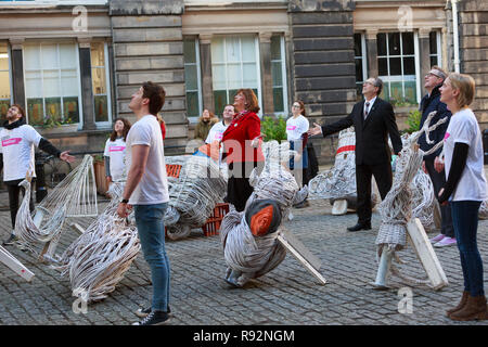 Edinburgh, Ecosse, Royaume-Uni. 19 Décembre, 2018. 14 Sculptures en osier superbe gravure de la capture de jeunes fiers d'Écossais. Représenter un symbole différent représentant chaque région de l'Écosse comme convenu par les jeunes écossais dans le cadre d'Édimbourg Hogmanay. Rejoint par artiste principal Killick Ariel qui a créé les sculptures avec de l'aide, Fiona Hyslop, secrétaire du Cabinet de la Culture, du Tourisme et des affaires extérieures et de la Rcbd Donald Wilson la culture et les collectivités organisateur pour la ville d'Édimbourg a Pic : Pako Mera/Alamy Live News Banque D'Images