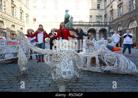 Edinburgh, Ecosse, Royaume-Uni. 19 Décembre, 2018. 14 Sculptures en osier superbe gravure de la capture de jeunes fiers d'Écossais. Représenter un symbole différent représentant chaque région de l'Écosse comme convenu par les jeunes écossais dans le cadre d'Édimbourg Hogmanay. Rejoint par artiste principal Killick Ariel qui a créé les sculptures avec de l'aide, Fiona Hyslop, secrétaire du Cabinet de la Culture, du Tourisme et des affaires extérieures et de la Rcbd Donald Wilson la culture et les collectivités organisateur pour la ville d'Édimbourg a Pic : Pako Mera/Alamy Live News Banque D'Images