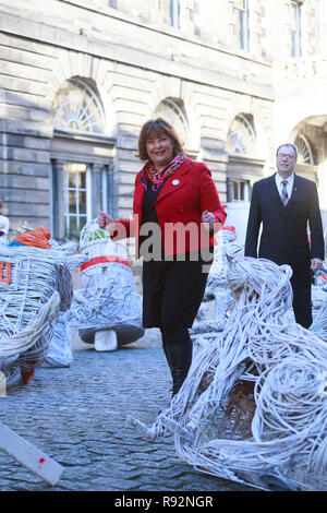 Edinburgh, Ecosse, Royaume-Uni. 19 Décembre, 2018. 14 Sculptures en osier superbe gravure de la capture de jeunes fiers d'Écossais. Représenter un symbole différent représentant chaque région de l'Écosse comme convenu par les jeunes écossais dans le cadre d'Édimbourg Hogmanay. Rejoint par artiste principal Killick Ariel qui a créé les sculptures avec de l'aide, Fiona Hyslop, secrétaire du Cabinet de la Culture, du Tourisme et des affaires extérieures et de la Rcbd Donald Wilson la culture et les collectivités organisateur pour la ville d'Édimbourg a Pic : Pako Mera/Alamy Live News Banque D'Images