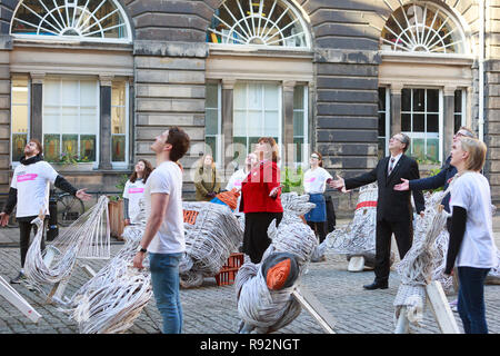 Edinburgh, Ecosse, Royaume-Uni. 19 Décembre, 2018. 14 Sculptures en osier superbe gravure de la capture de jeunes fiers d'Écossais. Représenter un symbole différent représentant chaque région de l'Écosse comme convenu par les jeunes écossais dans le cadre d'Édimbourg Hogmanay. Rejoint par artiste principal Killick Ariel qui a créé les sculptures avec de l'aide, Fiona Hyslop, secrétaire du Cabinet de la Culture, du Tourisme et des affaires extérieures et de la Rcbd Donald Wilson la culture et les collectivités organisateur pour la ville d'Édimbourg a Pic : Pako Mera/Alamy Live News Banque D'Images