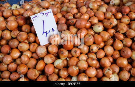 Pneu, la Turquie. Dec 11, 2018. Les oignons sont offerts sur le marché par un négociant à un décrochage du marché. Credit : Jens Kalaene Zentralbild-/dpa/ZB/dpa/Alamy Live News Banque D'Images