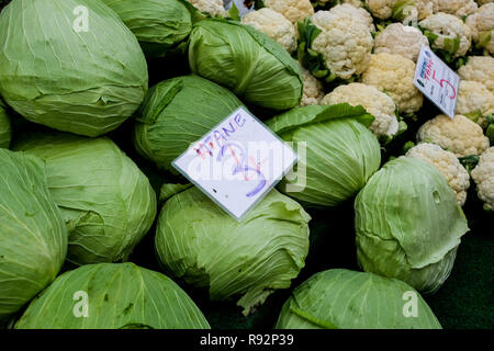 Pneu, la Turquie. Dec 11, 2018. Le chou est offert sur le marché par un négociant à un décrochage du marché. Une étiquette de prix surimprimée montre un prix réduit de 4 à 3 livres turques. Credit : Jens Kalaene Zentralbild-/dpa/ZB/dpa/Alamy Live News Banque D'Images