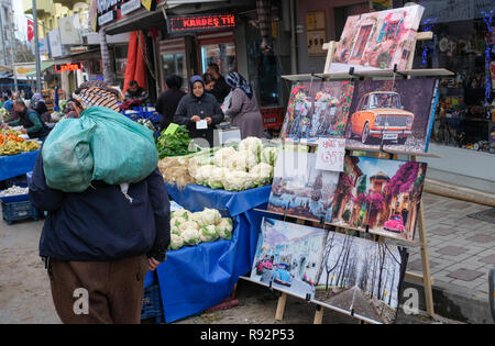 Pneu, la Turquie. Dec 11, 2018. Jour de marché à pneu dans la province turque d'Izmir. Credit : Jens Kalaene Zentralbild-/dpa/ZB/dpa/Alamy Live News Banque D'Images