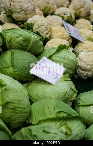 Pneu, la Turquie. Dec 11, 2018. Le chou est offert sur le marché par un négociant à un décrochage du marché. Une étiquette de prix surimprimée montre un prix réduit de 4 à 3 livres turques. Credit : Jens Kalaene Zentralbild-/dpa/ZB/dpa/Alamy Live News Banque D'Images