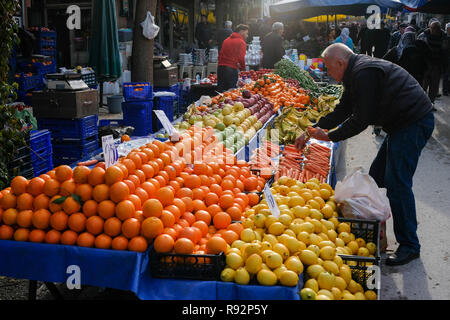 Pneu, la Turquie. Dec 11, 2018. Jour de marché à pneu dans la province turque d'Izmir. Les fruits et légumes frais sont offerts dans une vaste sélection. Credit : Jens Kalaene Zentralbild-/dpa/ZB/dpa/Alamy Live News Banque D'Images