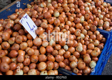 Pneu, la Turquie. Dec 11, 2018. Les oignons sont offerts sur le marché par un négociant à un décrochage du marché. Credit : Jens Kalaene Zentralbild-/dpa/ZB/dpa/Alamy Live News Banque D'Images