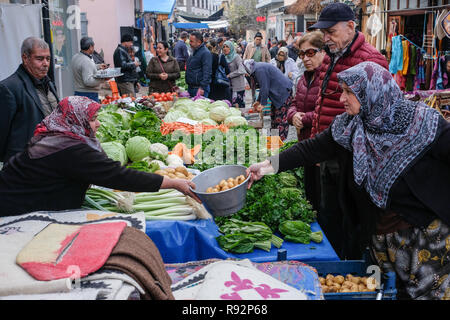 Pneu, la Turquie. Dec 11, 2018. Jour de marché à pneu dans la province turque d'Izmir. Les fruits et légumes frais sont offerts dans une vaste sélection. Credit : Jens Kalaene Zentralbild-/dpa/ZB/dpa/Alamy Live News Banque D'Images