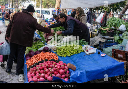 Pneu, la Turquie. Dec 11, 2018. Jour de marché à pneu dans la province turque d'Izmir. Un homme achète des légumes frais d'une échoppe de marché à un dealer. Credit : Jens Kalaene Zentralbild-/dpa/ZB/dpa/Alamy Live News Banque D'Images