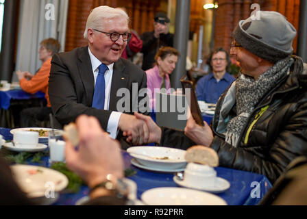 19 décembre 2018, Berlin : Président fédéral Frank-Walter STEINMEIER (SPD), l'entretient avec l'indigent à la table. Le président fédéral visite le réchauffement de la pièce de la Berliner Kältehilfe dans la Heilig-Kreuz-Kirche. Photo : Britta Pedersen/dpa-Zentralbild/dpa Banque D'Images