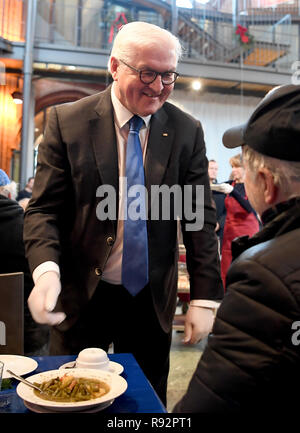 19 décembre 2018, Berlin : Président fédéral Frank-Walter STEINMEIER (SPD), M sert une assiette de soupe pour une personne dans le besoin. Le président fédéral visite le réchauffement de la pièce de la Berliner Kältehilfe dans la Heilig-Kreuz-Kirche. Photo : Britta Pedersen/dpa-Zentralbild/dpa Banque D'Images