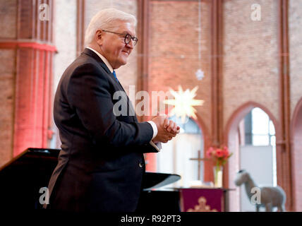 19 décembre 2018, Berlin : Président fédéral Frank-Walter STEINMEIER (SPD) visite l'église de la Sainte Croix. Le président fédéral visite le réchauffement de la pièce de la Berliner Kältehilfe dans la Heilig-Kreuz-Kirche. Photo : Britta Pedersen/dpa-Zentralbild/dpa Banque D'Images