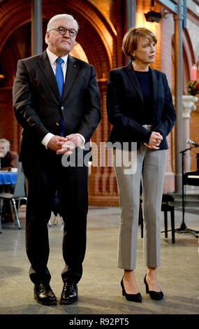 19 décembre 2018, Berlin : Président fédéral Frank-Walter STEINMEIER (SPD) et son épouse Elke Büdenbender visite de l'église de la Sainte Croix. Le président fédéral visite le réchauffement de la pièce de la Berliner Kältehilfe dans la Heilig-Kreuz-Kirche. Photo : Britta Pedersen/dpa-Zentralbild/dpa Banque D'Images