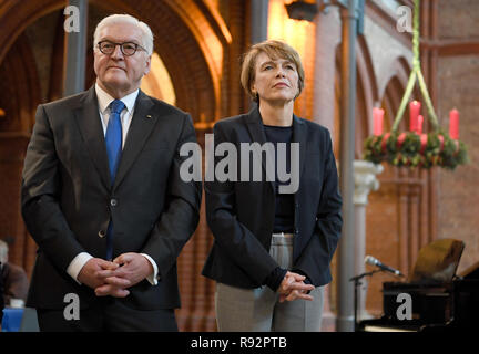 19 décembre 2018, Berlin : Président fédéral Frank-Walter STEINMEIER (SPD) et son épouse Elke Büdenbender visite de l'église de la Sainte Croix. Le président fédéral visite le réchauffement de la pièce de la Berliner Kältehilfe dans la Heilig-Kreuz-Kirche. Photo : Britta Pedersen/dpa-Zentralbild/dpa Banque D'Images