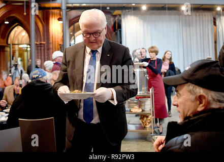 19 décembre 2018, Berlin : Président fédéral Frank-Walter STEINMEIER (SPD) M, porte une assiette de soupe. Le président fédéral visite le réchauffement de la pièce de la Berliner Kältehilfe dans la Heilig-Kreuz-Kirche. Photo : Britta Pedersen/dpa-Zentralbild/dpa Banque D'Images