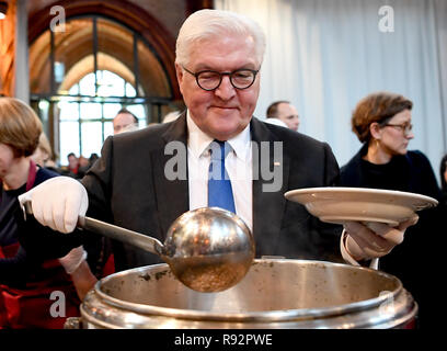 19 décembre 2018, Berlin : Président fédéral Frank-Walter STEINMEIER (SPD) sert la soupe aux nécessiteux. Le président fédéral visite le Wärmestube Kältehilfe du Berliner dans la Heilig-Kreuz-Kirche. Photo : Britta Pedersen/dpa-Zentralbild/dpa Banque D'Images