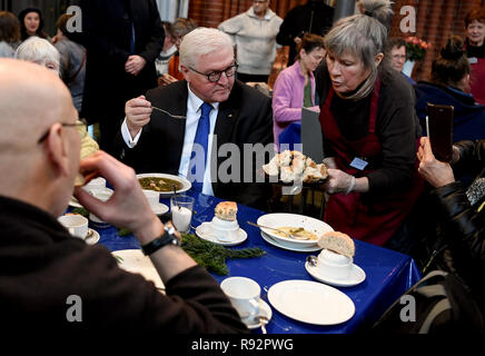 19 décembre 2018, Berlin : Président fédéral Frank-Walter STEINMEIER (SPD) centre l, parle à l'indigent à la table. Le président fédéral visite le réchauffement de la pièce de la Berliner Kältehilfe dans la Heilig-Kreuz-Kirche. Photo : Britta Pedersen/dpa-Zentralbild/dpa Banque D'Images