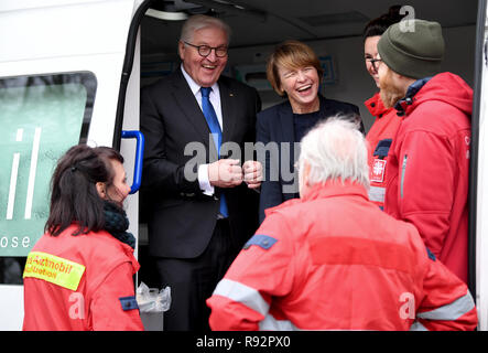 19 décembre 2018, Berlin : Président fédéral Frank-Walter STEINMEIER (SPD), et son épouse Elke Büdenbender (M) parler avec l'équipage d'un mobile. Le président fédéral visite le réchauffement de la pièce de la Berliner Kältehilfe dans la Heilig-Kreuz-Kirche. Photo : Britta Pedersen/dpa-Zentralbild/dpa Banque D'Images